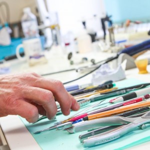 Zahntechniker im Dentallabor